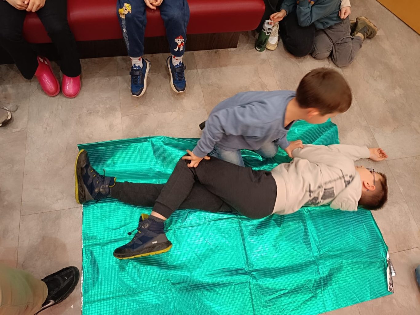 Erste Hilfe Training bei der Kinderfeuerwehr